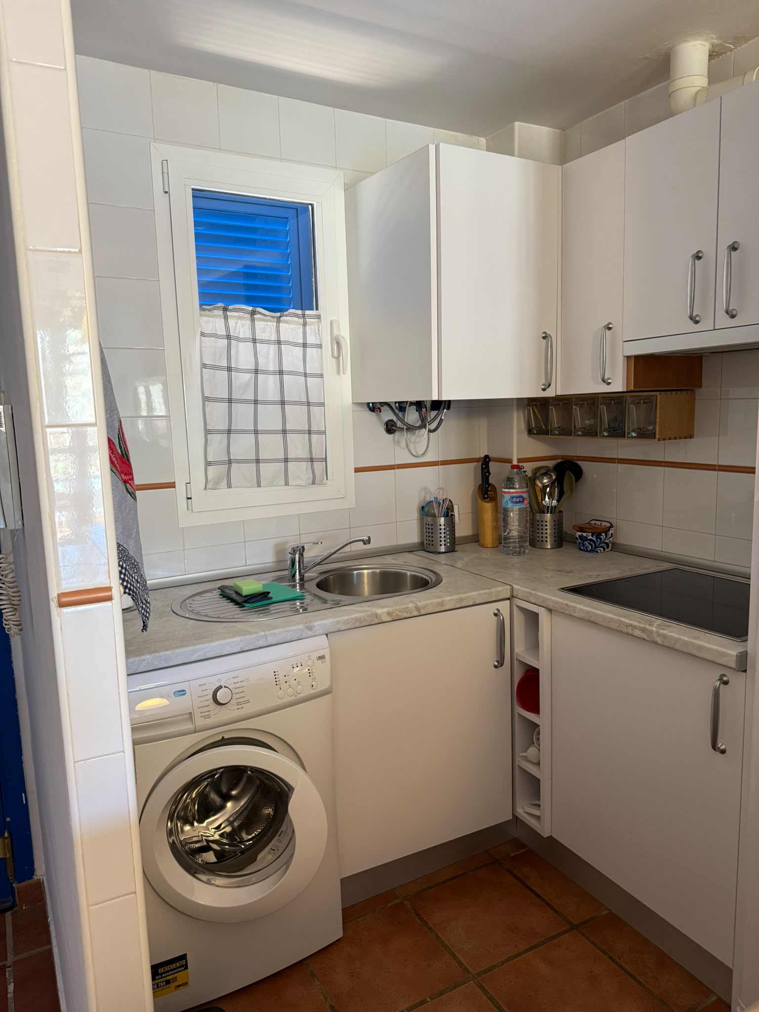 Cocina de apartamento turístico impecable en San José — Rosario Clean