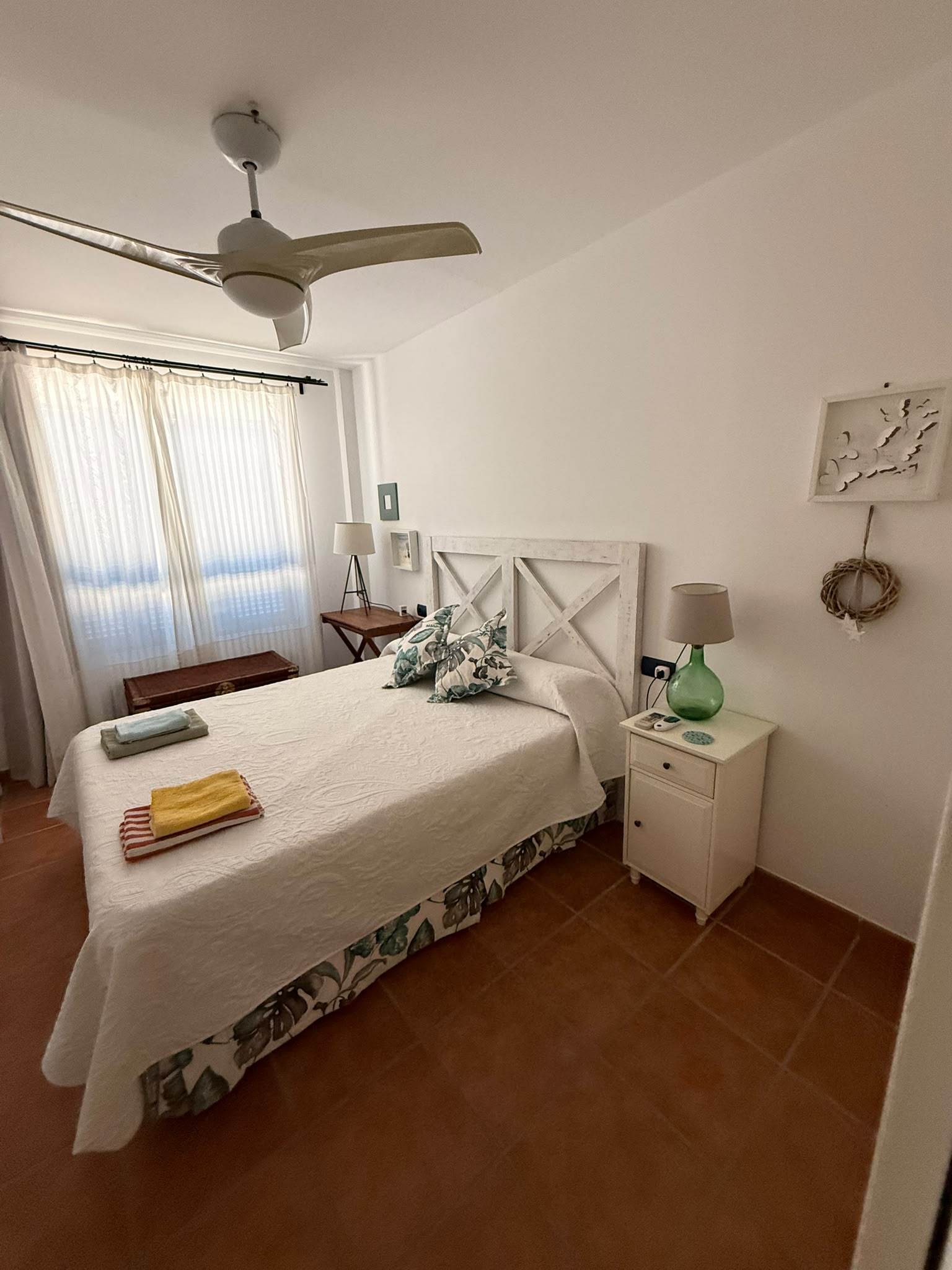 Dormitorio de apartamento turístico limpio y preparado en San José — Rosario Clean