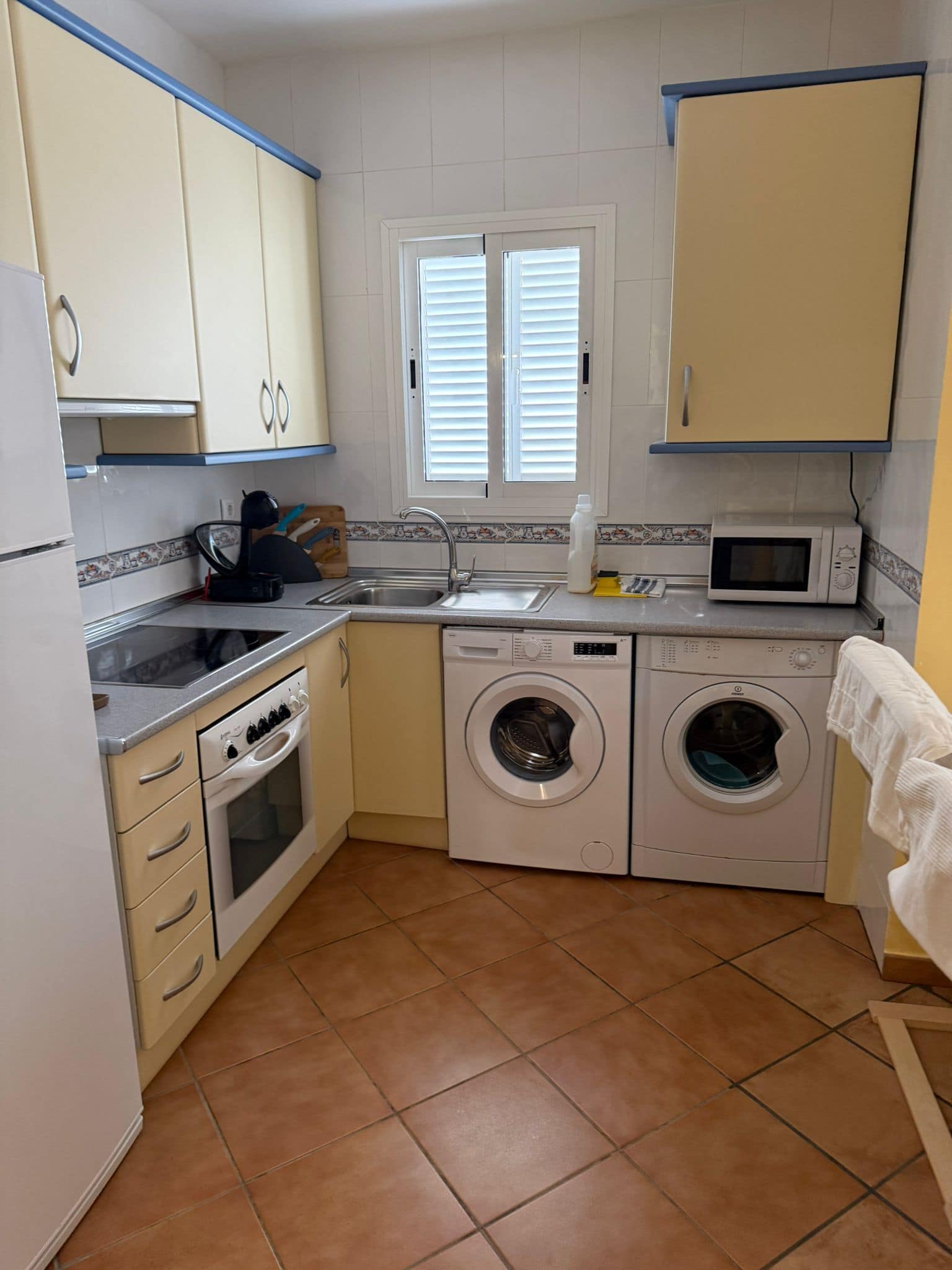 Cocina limpia y organizada en vivienda vacacional San José