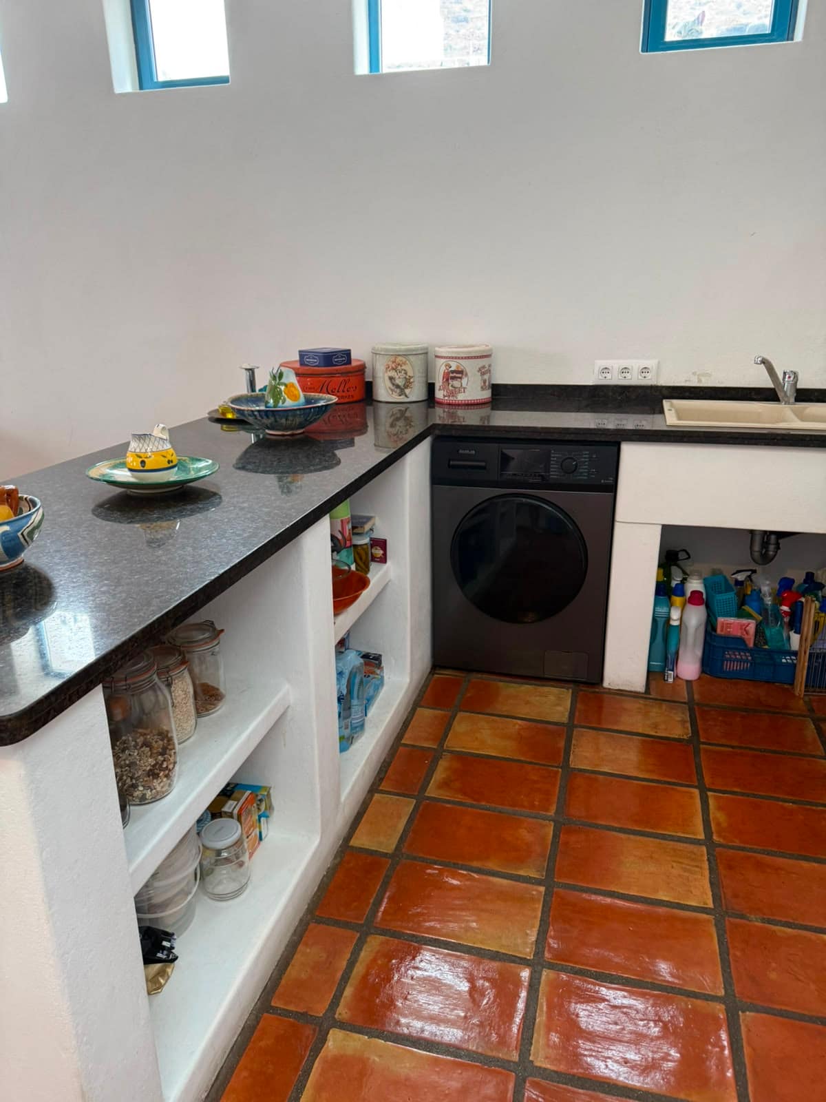 Cocina limpia de apartamento turístico en San José — resultado final