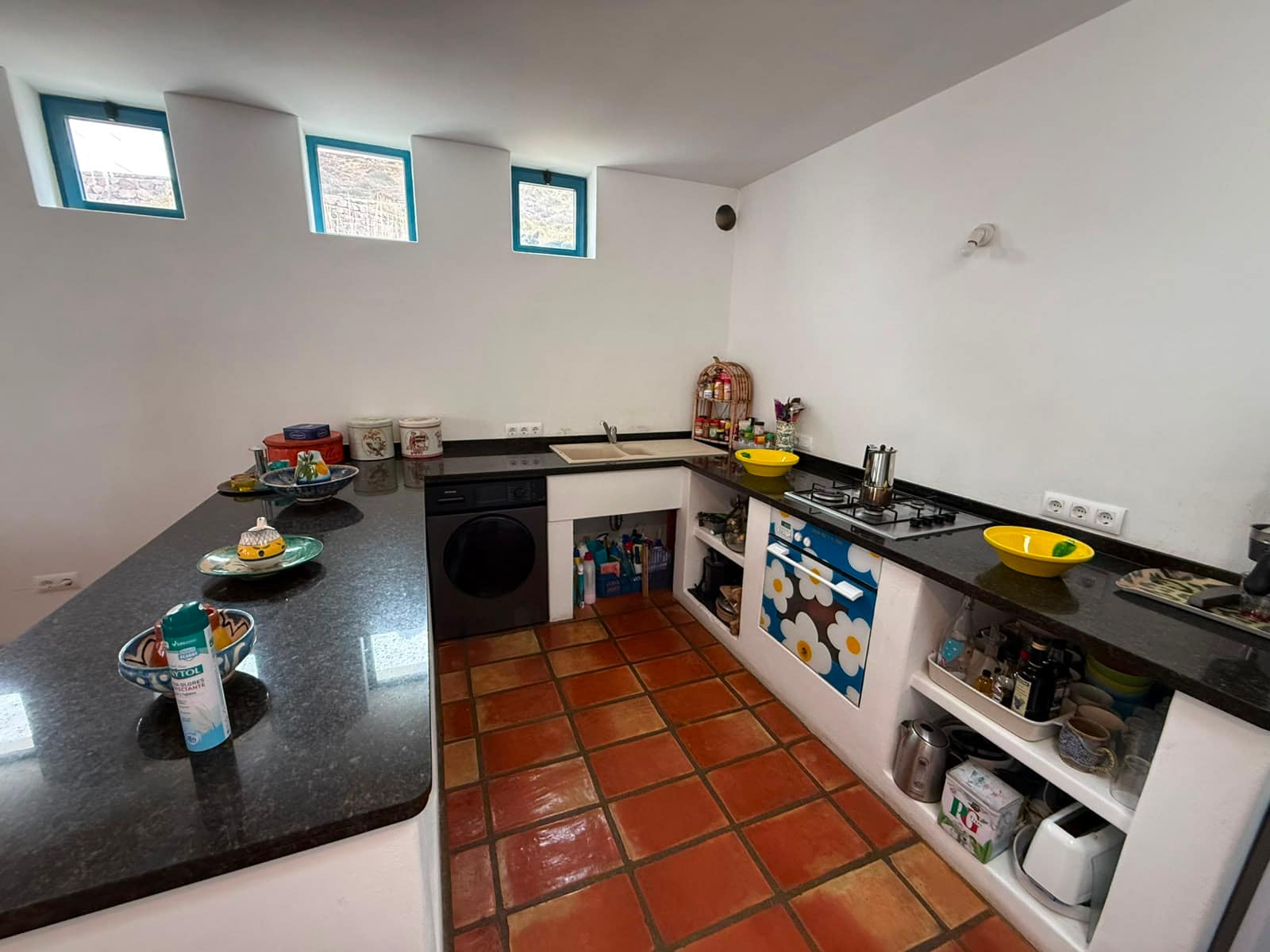 Vista completa de cocina limpia en vivienda vacacional San José