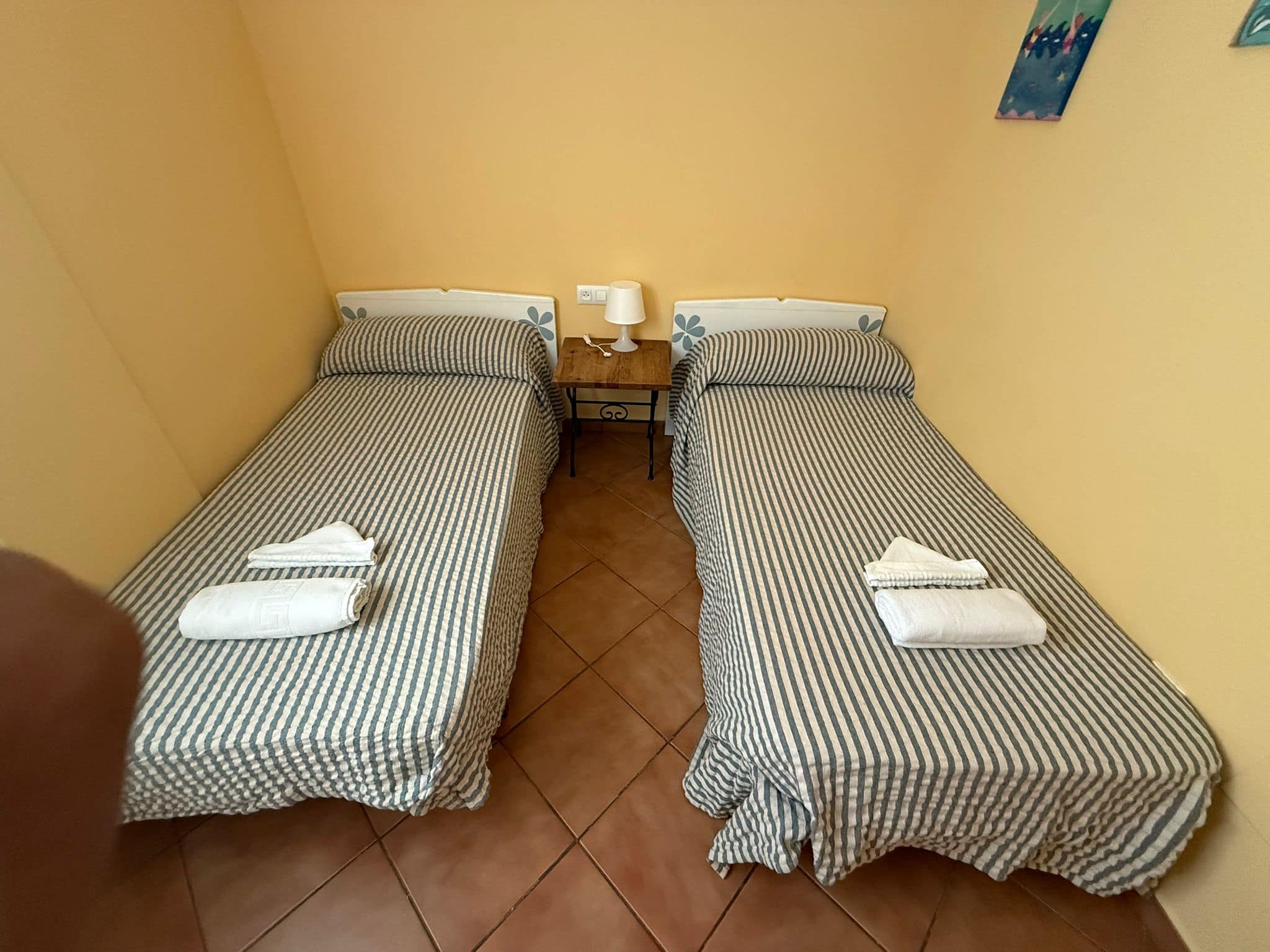 Habitación limpia de apartamento turístico con dos camas en San José