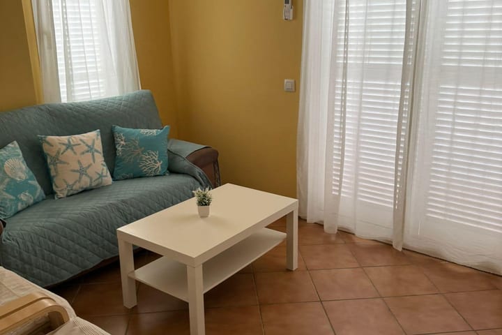 Salón de apartamento vacacional preparado para el check-in