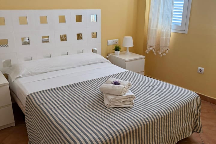 Dormitorio con sábanas y toallas limpias preparado para los huéspedes