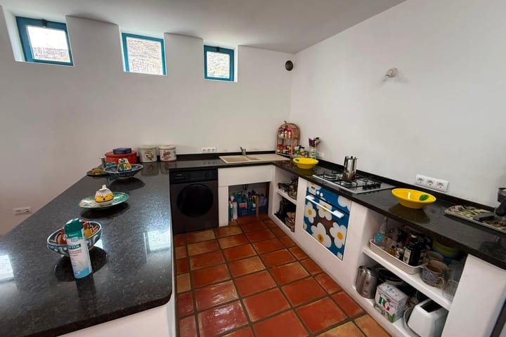 Cocina de apartamento turístico recién limpiada en San José