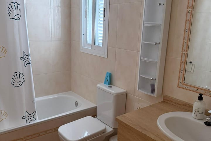 Baño revisado y desinfectado tras la limpieza